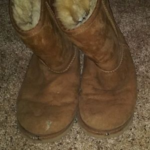 Used girl chestnut Uggs